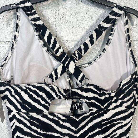 California Waves Juniors' Plus Size Printed Knot-Front 1 Piece Swimsuit, 2X - Picture 11 of 12